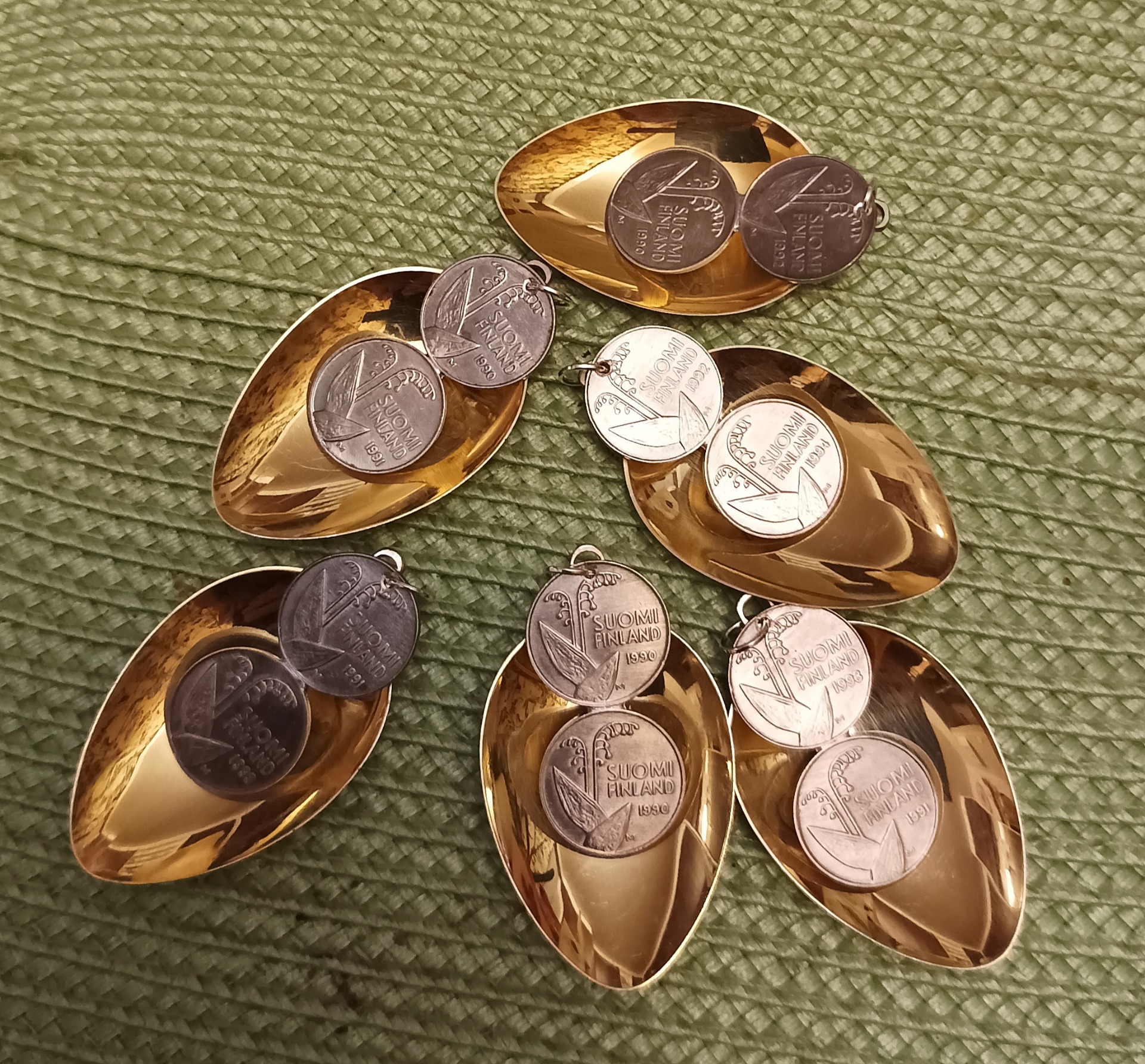 Alpakka lusikoista ja 10 Pennin vanhoista Kolikoista kaulakoruja/ Ketju tulee mukaan 42cm/ Hinta 25€/kpl + Postikulut 