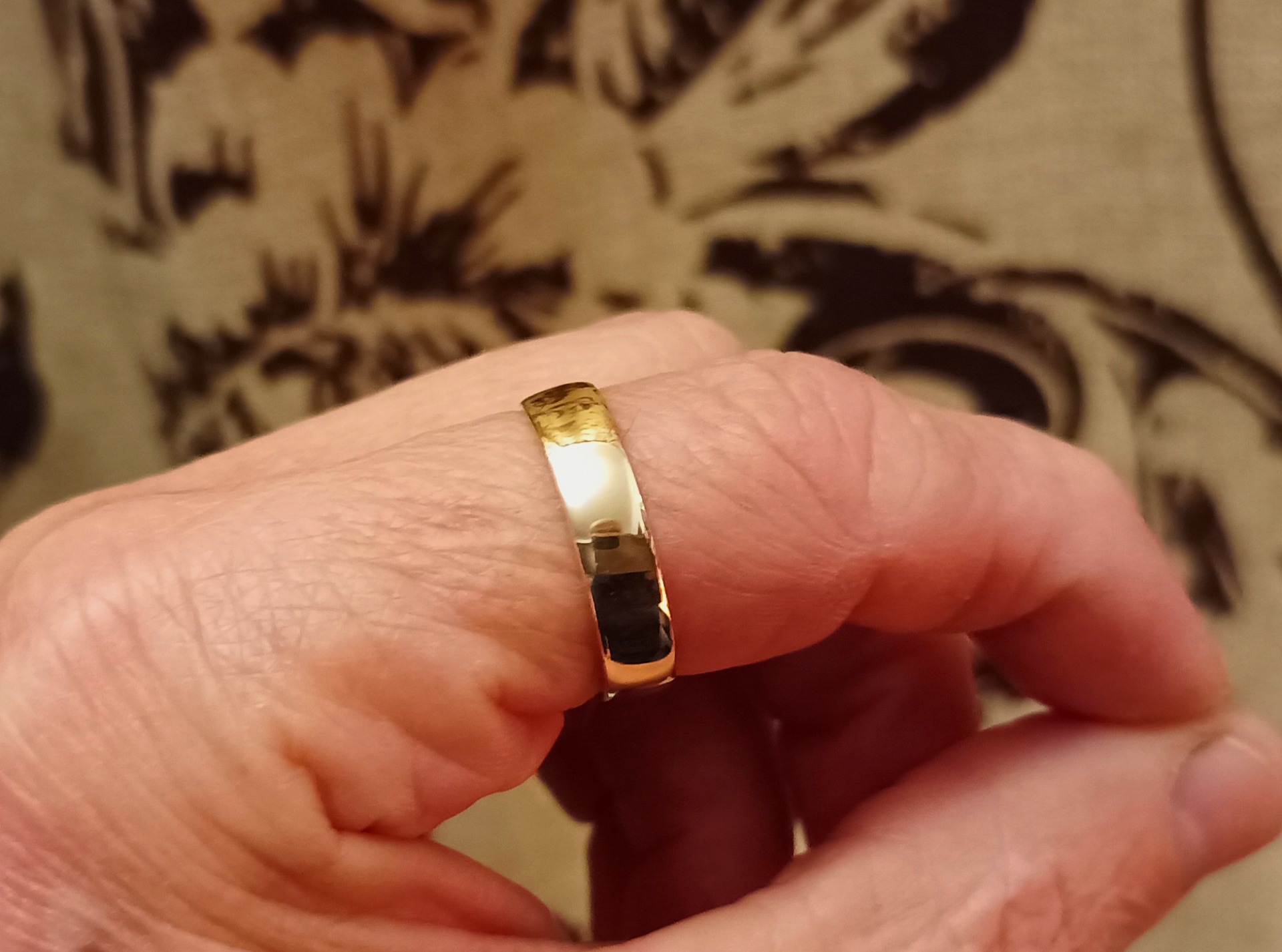 Sormus 50 Pennin kolikoista valmistettu Puhtailla pinnoilla,sisällä ja Päällä/ Uniikki/ Hinta 50.00€+ Postikulut/ Koko 19.8 mm