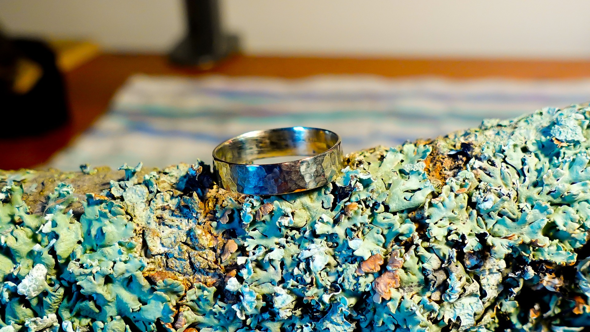 Vanhasta Musla Hopealusikan lusikkapesästä valmistettu Sormus, pinta Pakottamalla, Puristimella puristettu Sormuksen muotoon, ei ole Katkaistu/ Uniikki/ koko 19.7 mm/ Hinta 50.00€+ Postikulut