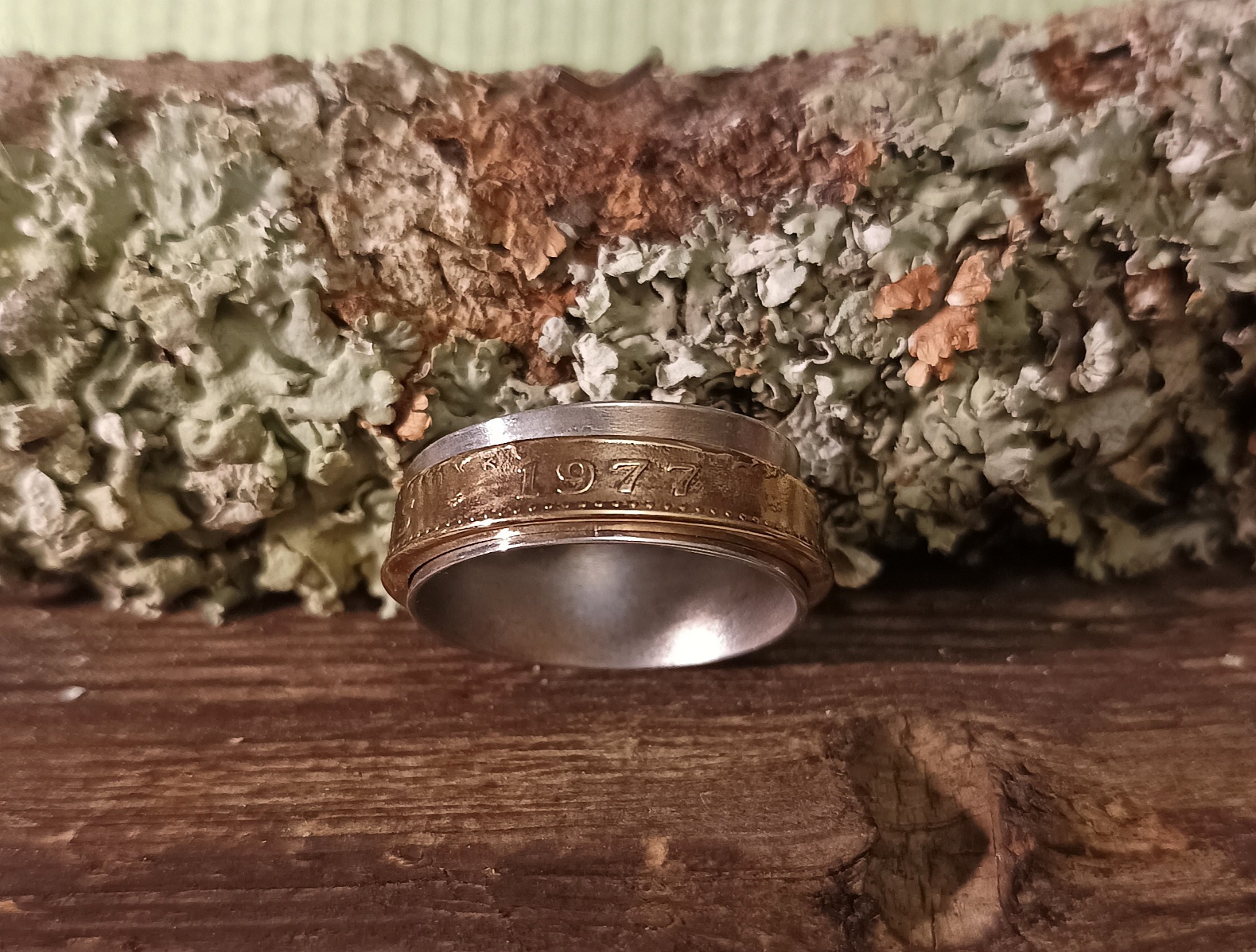 Vanhasta vuoden 1977 50 Pennin kolikosta Puristettuna Alumiini Sormuksen päälle Pyörivänä/ Koko 20.0 mm/ Hinta 50.00€+ Postikulut