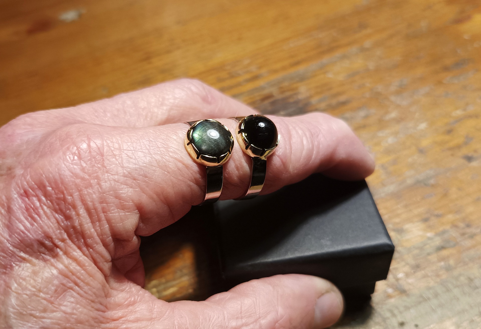 Sormuksia Erilaisista Kolikoista ja Korukivistä käsityönä