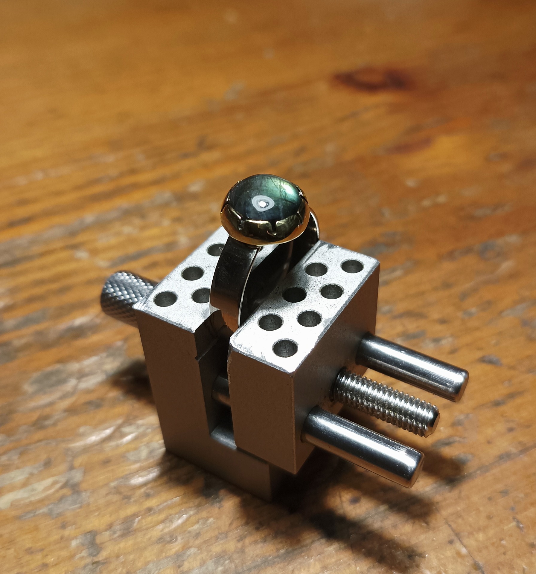 Omasta louhoksesta 80 luvulla irrotetuista lohkareista, Spektroliitti Sormus, yhdistettynä Hopeamarkasta valmistettuun Sormukseen