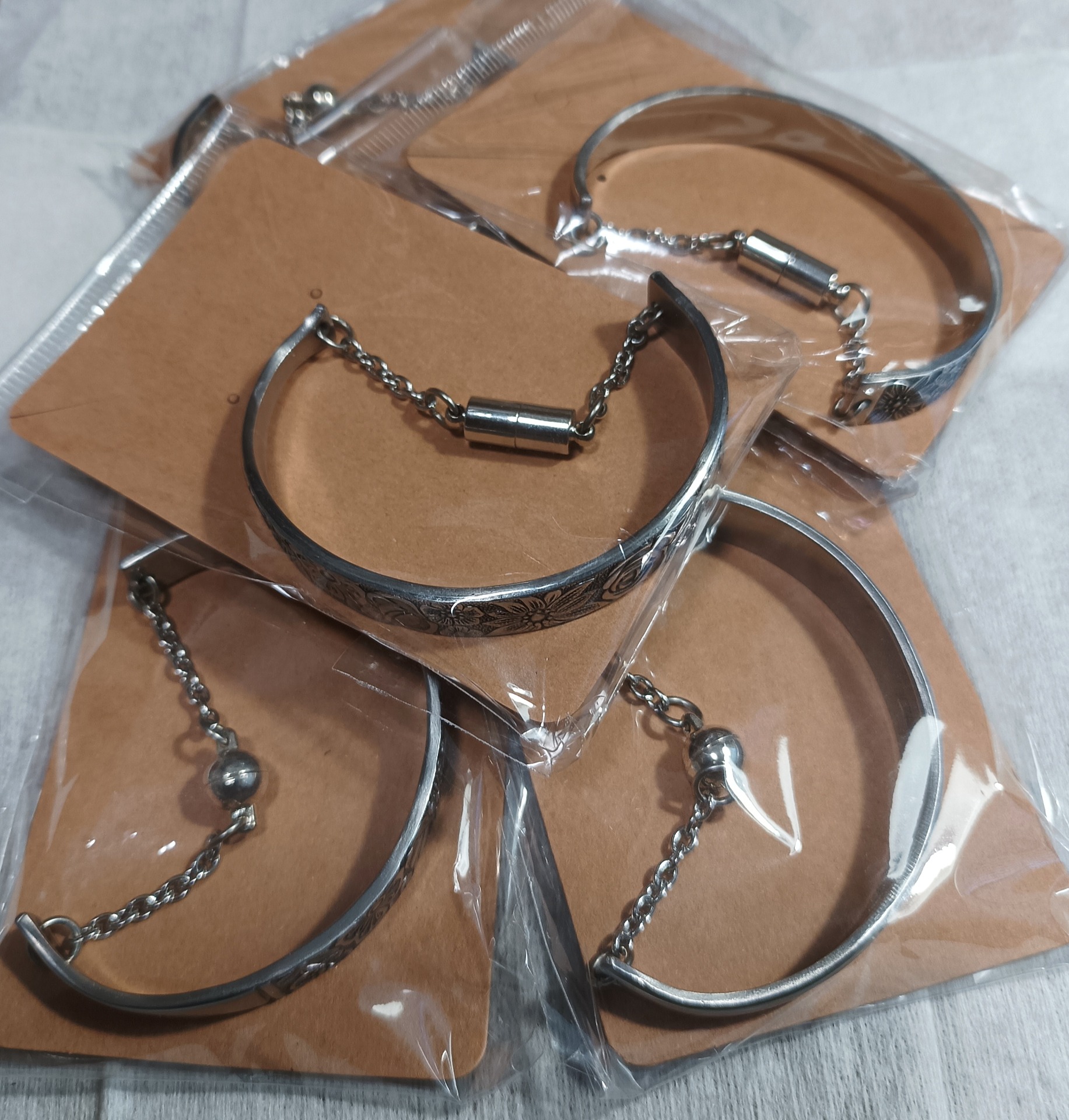 Erilaisia Ruostumattomia Rannekoruja 25€/kpl